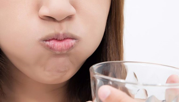 Súc miệng bằng nước muối giúp kháng khuẩn
