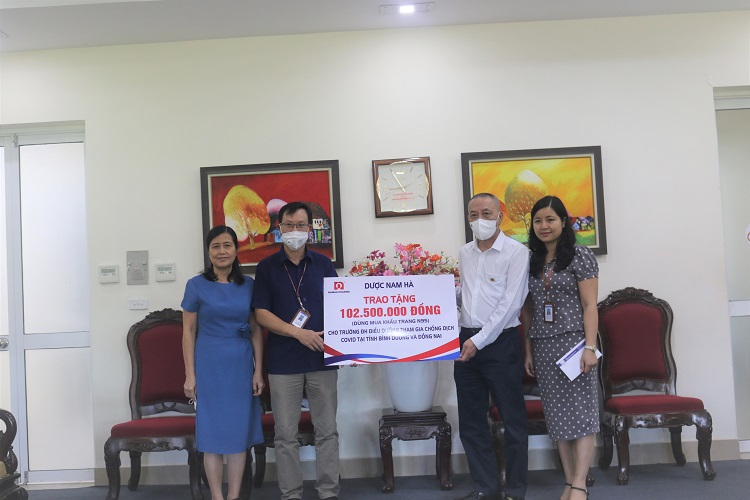 Ban lãnh đạo Công ty Dược phẩm Nam Hà trao tặng cho Bệnh viện Điều dưỡng Nam Định