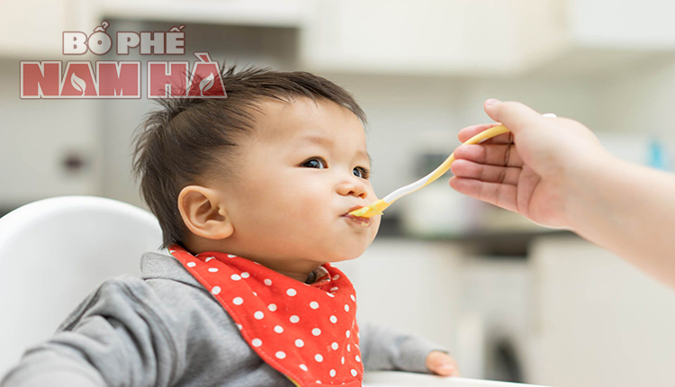Chia nhỏ bữa ăn trong ngày cho trẻ bị viêm phế quản