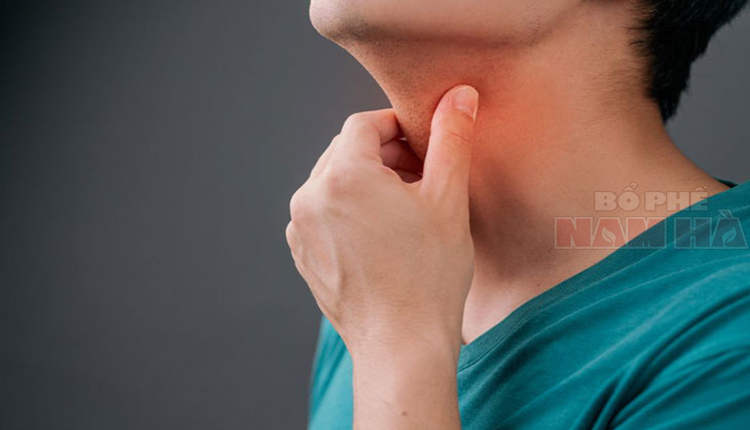 Đau họng là một trong những biểu hiện của bệnh viêm phế quản 